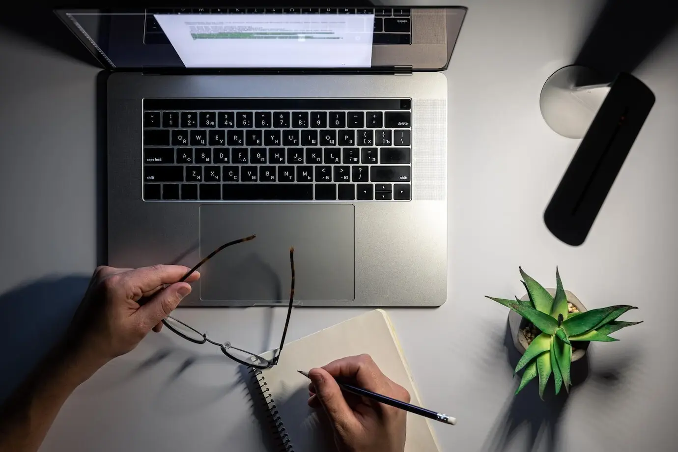 Laptop und Lampe arbeiten nachts, Draufsicht.