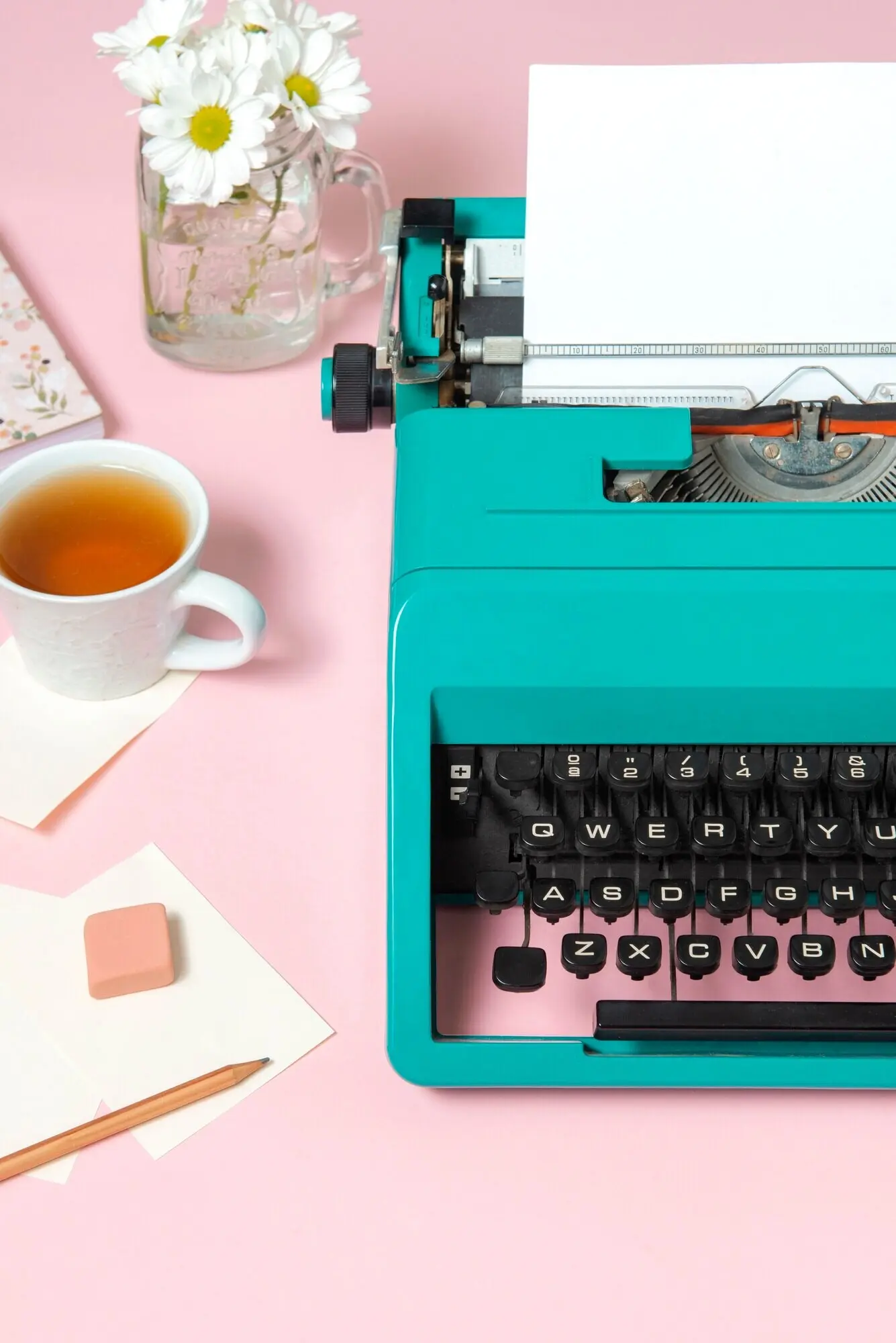 Leuchtend bunte Retro-Schreibmaschine mit Tastatur und Knöpfen