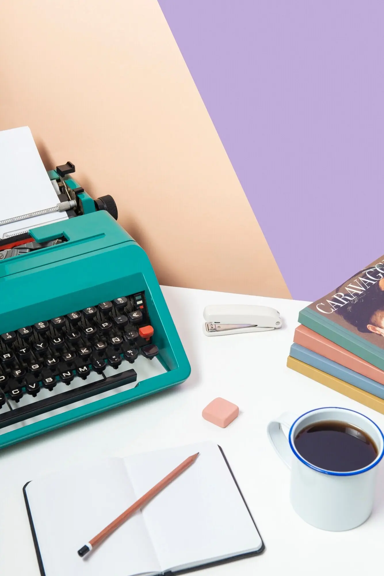 Leuchtend bunte Retro-Schreibmaschine mit Tastatur und Knöpfen